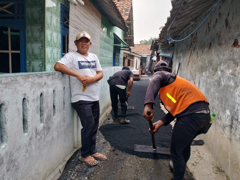 Kepala Desa Patramanggala, Jayadi turun langsung meninjau pembangunan jalan hotmix (Foto: Rizky/Metrosiar)