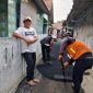 Kepala Desa Patramanggala, Jayadi turun langsung meninjau pembangunan jalan hotmix (Foto: Rizky/Metrosiar)