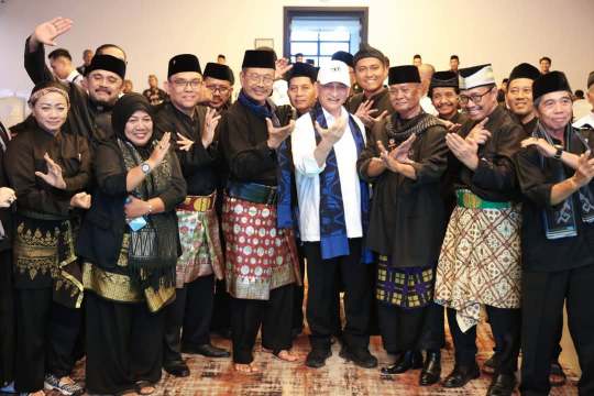 Wakil Gubernur Banten A Dimyati Natakusumah berfoto bersama jajaran pengurus IPSI Provinsi Banten 2025-2029 usai acara pelantikan di Aula Dinas PUPR Banten. (Istimewa) 