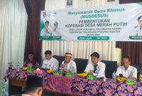Potret Kepala Desa Legok Sukamaju, M. Fathullah, S.Sos., memberikan sambutan dalam Musyawarah Desa Khusus (Musdesus) pembentukan Koperasi Desa Merah Putih di Balai Desa Legok Sukamaju, Kecamatan Kemiri, Kabupaten Tangerang, Provinsi Banten, (Dok. Ahmad/Metrosiar) 