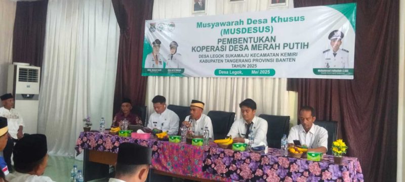 Potret Kepala Desa Legok Sukamaju, M. Fathullah, S.Sos., memberikan sambutan dalam Musyawarah Desa Khusus (Musdesus) pembentukan Koperasi Desa Merah Putih di Balai Desa Legok Sukamaju, Kecamatan Kemiri, Kabupaten Tangerang, Provinsi Banten, (Dok. Ahmad/Metrosiar) 