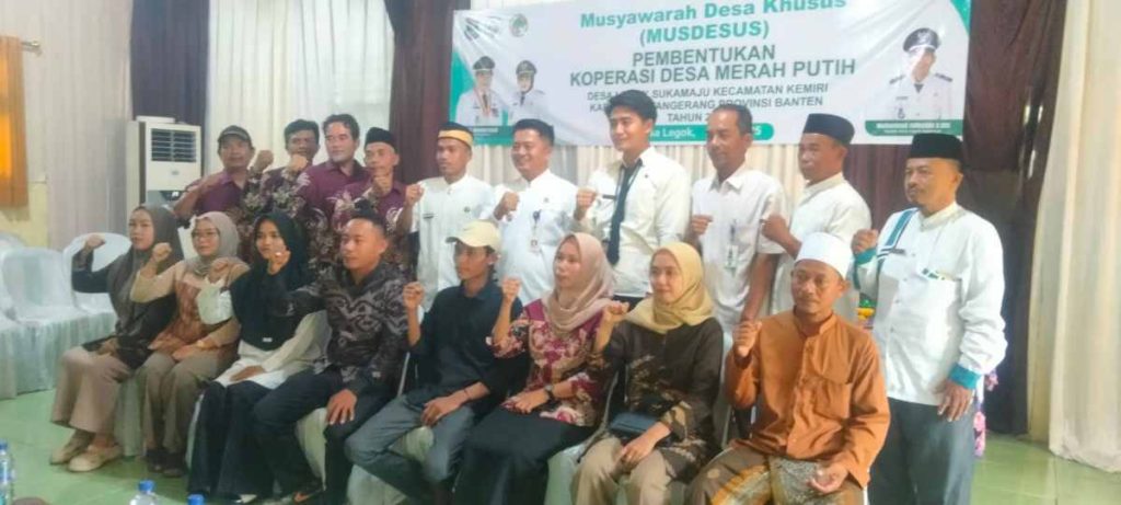 Kepala Desa Legok Sukamaju, M. Fathullah, S.Sos., bersama perangkat desa, tokoh masyarakat, dan calon pengurus Koperasi Merah Putih berfoto bersama usai Musyawarah Desa Khusus. 