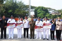 Foto: Gubernur Banten Andra Soni menyerahkan bantuan keuangan desa secara simbolis kepada perwakilan kepala desa pada upacara peringatan HUT Pemadam Kebakaran, Satpol PP, dan Linmas di Kota Serang (Dok. Biroadpimprov) 