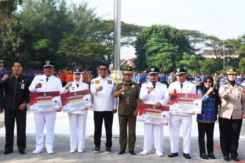 Foto: Gubernur Banten Andra Soni menyerahkan bantuan keuangan desa secara simbolis kepada perwakilan kepala desa pada upacara peringatan HUT Pemadam Kebakaran, Satpol PP, dan Linmas di Kota Serang (Dok. Biroadpimprov) 