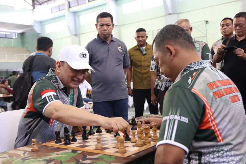Wakil Gubernur Banten A Dimyati Natakusumah melakukan langkah pembuka dalam pertandingan catur persahabatan melawan Danrem 064/Maulana Yusuf Brigjen TNI Andrian Susanto pada acara pembukaan Open Turnamen Catur Piala Danrem 064/MY di GOR Korem 064/MY, Kota Serang.