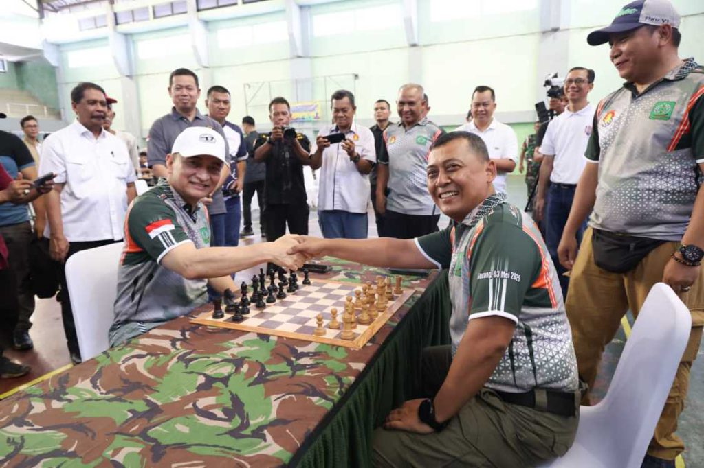 Wakil Gubernur Banten A Dimyati Natakusumah berbicara di podium saat membuka Open Turnamen Catur Piala Danrem 064/Maulana Yusuf di GOR Korem 064/MY, Kota Serang.