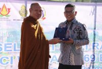 Gubernur Banten Andra Soni mengikuti prosesi Pindapata dalam rangka Perayaan Tri Suci Waisak 2025 di Mardigras Citra Raya, Kabupaten Tangerang. (Dok. Biro Adminprov Banten) 