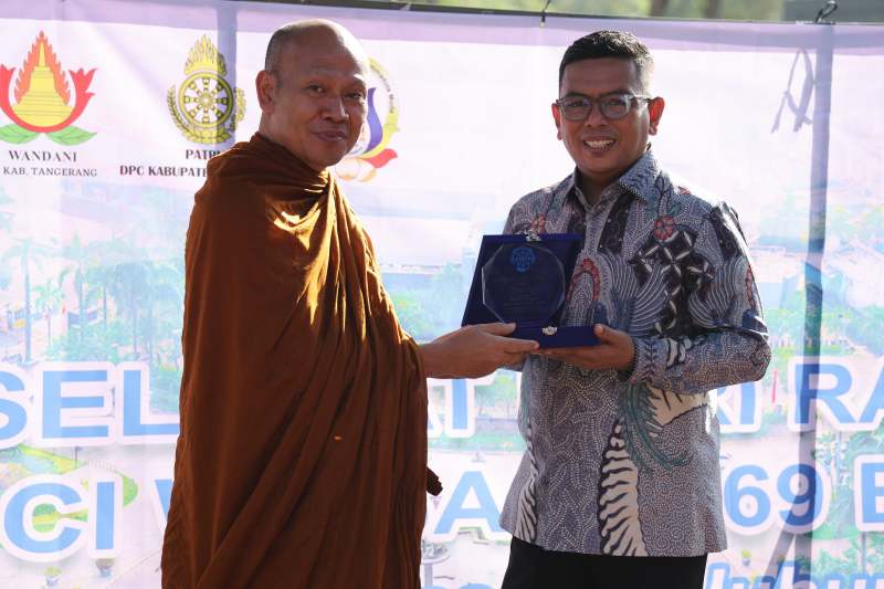 Gubernur Banten Andra Soni mengikuti prosesi Pindapata dalam rangka Perayaan Tri Suci Waisak 2025 di Mardigras Citra Raya, Kabupaten Tangerang. (Dok. Biro Adminprov Banten) 