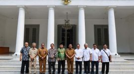 momen pertemuan antara Gubernur Banten Andra Soni bersama jajaran pimpinan Universitas Mathla’ul Anwar (UNMA), yang berlangsung di depan Gedung Negara Provinsi Banten. (Dok. Biro Adminprov Banten) 