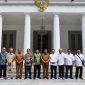 momen pertemuan antara Gubernur Banten Andra Soni bersama jajaran pimpinan Universitas Mathla’ul Anwar (UNMA), yang berlangsung di depan Gedung Negara Provinsi Banten. (Dok. Biro Adminprov Banten) 