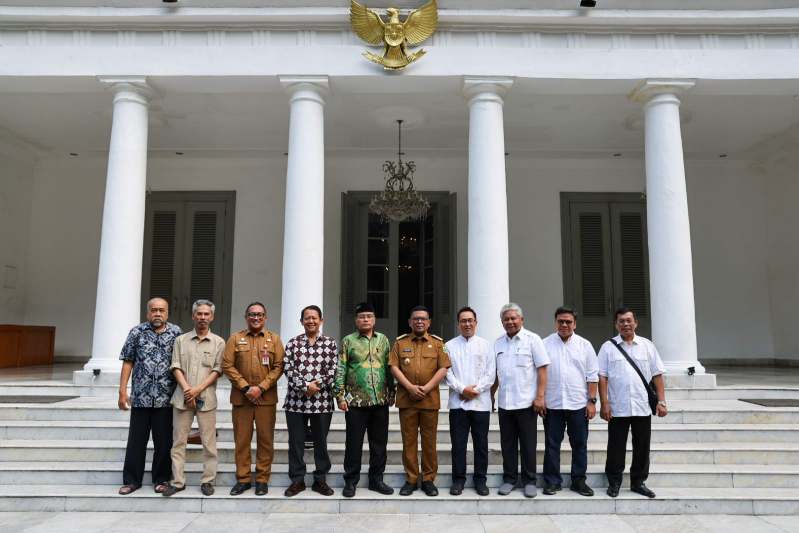 momen pertemuan antara Gubernur Banten Andra Soni bersama jajaran pimpinan Universitas Mathla’ul Anwar (UNMA), yang berlangsung di depan Gedung Negara Provinsi Banten. (Dok. Biro Adminprov Banten) 