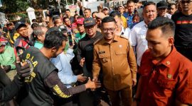 Gubernur Banten, Andra Soni, tampak berinteraksi secara langsung dengan para pengemudi ojek online (ojol) di depan Gedung Negara Provinsi Banten. (Dok. Biro Adminprov Banten) 