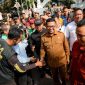 Gubernur Banten, Andra Soni, tampak berinteraksi secara langsung dengan para pengemudi ojek online (ojol) di depan Gedung Negara Provinsi Banten. (Dok. Biro Adminprov Banten) 