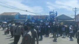 Aksi demo penolakan terhadap proyek PIK2 yang digelar di Tugu Cangkir, Kronjo, Tangerang pada 18 Mei 2025, tidak mendapat respon positif dari warga lokal. (Dok. Heri) 