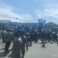 Aksi demo penolakan terhadap proyek PIK2 yang digelar di Tugu Cangkir, Kronjo, Tangerang pada 18 Mei 2025, tidak mendapat respon positif dari warga lokal. (Dok. Heri) 