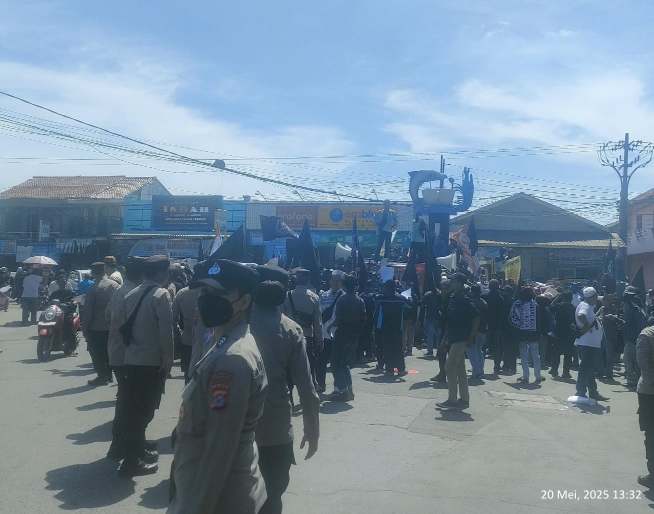 Aksi demo penolakan terhadap proyek PIK2 yang digelar di Tugu Cangkir, Kronjo, Tangerang pada 18 Mei 2025, tidak mendapat respon positif dari warga lokal. (Dok. Heri) 