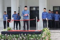 Foto: Pelaksana Harian (Plh.) Sekretaris Daerah Provinsi Banten, Deden Apriandhi Hartawan, membacakan sambutan Menteri Komunikasi dan Digital, Meutya Viada Hafid. (Dok. Biro Adminprov Banten) 