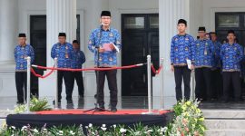 Foto: Pelaksana Harian (Plh.) Sekretaris Daerah Provinsi Banten, Deden Apriandhi Hartawan, membacakan sambutan Menteri Komunikasi dan Digital, Meutya Viada Hafid. (Dok. Biro Adminprov Banten) 
