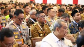 Terlihat Gubernur Banten Andra Soni (tengah, berseragam coklat) hadir bersama para pejabat tinggi Polri, TNI, dan kepala daerah lainnya. (Dok. Biro Adminprov Banten). 