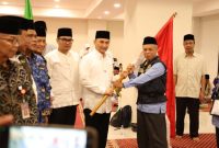 Wakil Gubernur Banten A Dimyati Natakusumah (tengah) didampingi Wakil Wali Kota Tangerang Selatan Pilar Saga Ihsan (kanan) dan jajaran Kementerian Agama saat melepas keberangkatan jamaah haji Kloter 47 JKG asal Kota Tangsel di Masjid Islamic Center Baiturrahmi. (Dok. Biro Adminprov Banten). 