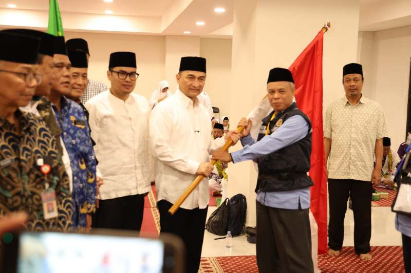 Wakil Gubernur Banten A Dimyati Natakusumah (tengah) didampingi Wakil Wali Kota Tangerang Selatan Pilar Saga Ihsan (kanan) dan jajaran Kementerian Agama saat melepas keberangkatan jamaah haji Kloter 47 JKG asal Kota Tangsel di Masjid Islamic Center Baiturrahmi. (Dok. Biro Adminprov Banten). 