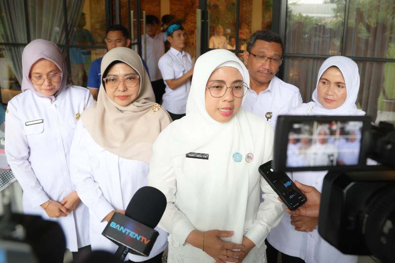 Ketua Tim Pembina Posyandu Provinsi Banten, Tinawati Andra Soni (tengah), memberikan keterangan pers kepada awak media usai menghadiri Rapat Koordinasi Tim Pembina Posyandu Kabupaten Pandeglang.