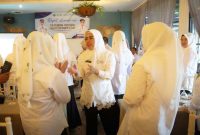 Ketua Tim Pembina Posyandu Provinsi Banten, Tinawati Andra Soni (tengah), berdialog dengan para kader Posyandu saat Rapat Koordinasi Tim Pembina Posyandu Kabupaten Pandeglang. (Dok. Biro Adminprov Banten). 