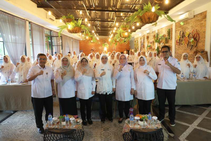 Ketua Tim Pembina Posyandu Provinsi Banten, Tinawati Andra Soni (tengah), berfoto bersama jajaran Dinas Kesehatan, Tim Pembina Posyandu Kabupaten Pandeglang, serta para kader Posyandu usai pelaksanaan Rapat Koordinasi di Aula Kapulso Cafe.