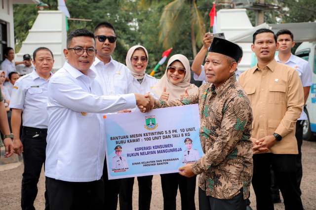 Gubernur Banten Andra Soni (kiri) secara simbolis menyerahkan bantuan kepada perwakilan Koperasi Konsumen Rukun Nelayan Mangunreja. (Dok. Biro Adminprov Banten). 