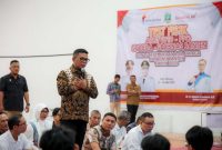 Gubernur Banten Andra Soni memberikan motivasi kepada para atlet pelajar saat meninjau kegiatan tes fisik. (Dok. Biro Adminprov Banten). 