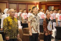 Plh Sekretaris Daerah Provinsi Banten Deden Apriandhi H (tengah) bersama sejumlah pejabat saat menghadiri penutupan Seleksi Paskibraka Provinsi Banten Tahun 2025. (Dok. Biro Adminprov Banten). 