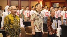 Plh Sekretaris Daerah Provinsi Banten Deden Apriandhi H (tengah) bersama sejumlah pejabat saat menghadiri penutupan Seleksi Paskibraka Provinsi Banten Tahun 2025. (Dok. Biro Adminprov Banten). 
