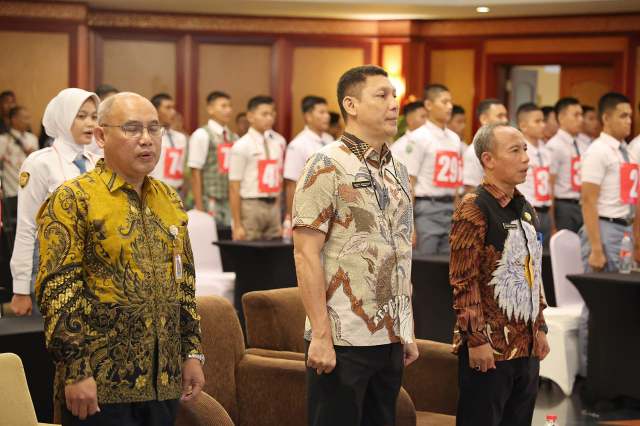Plh Sekretaris Daerah Provinsi Banten Deden Apriandhi H (tengah) bersama sejumlah pejabat saat menghadiri penutupan Seleksi Paskibraka Provinsi Banten Tahun 2025. (Dok. Biro Adminprov Banten). 