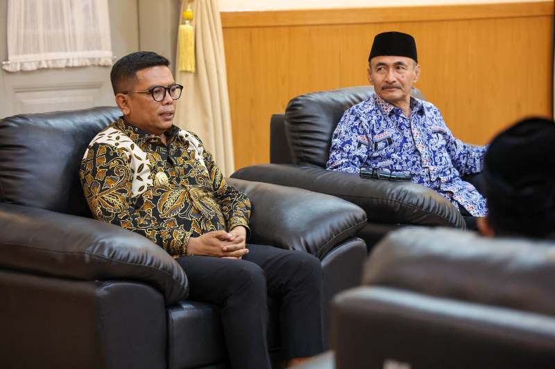 Gubernur Banten Andra Soni menerima kunjungan jajaran Rektorat Institut Teknologi Indonesia (ITI) di Gedung Negara Provinsi Banten. (Biro Adminprov Banten). 