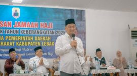 Wakil Gubernur Banten A. Dimyati Natakusumah memberikan sambutan dalam acara pelepasan Jamaah Haji Kloter 52 Kabupaten Lebak. (Dok. Biro Adminpro Banten). 