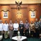 Pertemuan resmi antara Gubernur Banten, Andra Soni, dan jajaran Pemerintah Provinsi Jawa Timur. (Dok. Adminpro Banten). 