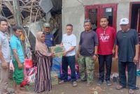 Pemerintah Desa Kemiri bersama Ketua Kampung Siaga Bencana (KSB) Kemiri menyerahkan bantuan sembako kepada warga terdampak rumah roboh di Desa Kemiri. (Dok. KSB Kemiri/Metrosiar) 