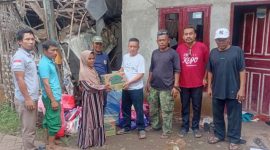 Pemerintah Desa Kemiri bersama Ketua Kampung Siaga Bencana (KSB) Kemiri menyerahkan bantuan sembako kepada warga terdampak rumah roboh di Desa Kemiri. (Dok. KSB Kemiri/Metrosiar) 