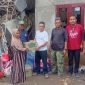 Pemerintah Desa Kemiri bersama Ketua Kampung Siaga Bencana (KSB) Kemiri menyerahkan bantuan sembako kepada warga terdampak rumah roboh di Desa Kemiri. (Dok. KSB Kemiri/Metrosiar) 