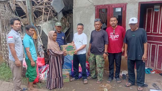 Pemerintah Desa Kemiri bersama Ketua Kampung Siaga Bencana (KSB) Kemiri menyerahkan bantuan sembako kepada warga terdampak rumah roboh di Desa Kemiri. (Dok. KSB Kemiri/Metrosiar) 