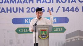 Wakil Gubernur Banten A Dimyati Natakusumah menyampaikan sambutan saat melepas keberangkatan jamaah haji Kloter 54 JKG Kota Cilegon. (Dok. Biro Adminpro Banten). 