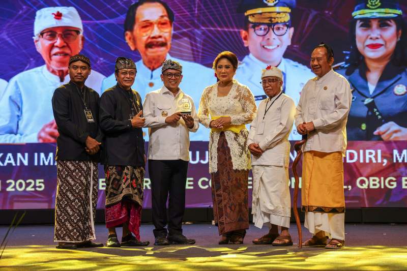 Gubernur Banten Andra Soni (tengah, berbaju putih) menerima cendera mata dari panitia pelaksana saat menghadiri acara Dharma Santi Banten 2025. (Dok. Biro Adminpro Banten). 