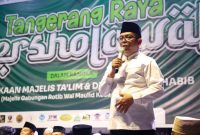 Gubernur Banten, Andra Soni, memberikan sambutan pada acara Tangerang Raya Bersholawat. (Biro Adpimpro Banten). 
