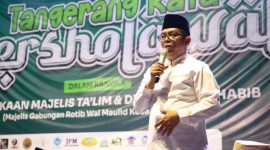 Gubernur Banten, Andra Soni, memberikan sambutan pada acara Tangerang Raya Bersholawat. (Biro Adpimpro Banten). 