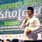 Gubernur Banten, Andra Soni, memberikan sambutan pada acara Tangerang Raya Bersholawat. (Biro Adpimpro Banten). 