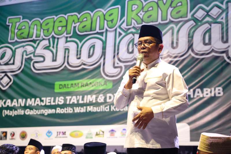 Gubernur Banten, Andra Soni, memberikan sambutan pada acara Tangerang Raya Bersholawat. (Biro Adpimpro Banten). 