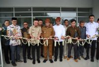Gubernur Banten Andra Soni bersama sejumlah pejabat lainnya, termasuk Bupati Lebak, anggota DPRD, serta tokoh masyarakat, sedang melakukan pemotongan rangkaian bunga melati sebagai simbol peresmian rumah sakit. (Dok. Biro Adpimpro Banten) 