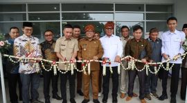 Gubernur Banten Andra Soni bersama sejumlah pejabat lainnya, termasuk Bupati Lebak, anggota DPRD, serta tokoh masyarakat, sedang melakukan pemotongan rangkaian bunga melati sebagai simbol peresmian rumah sakit. (Dok. Biro Adpimpro Banten) 