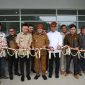 Gubernur Banten Andra Soni bersama sejumlah pejabat lainnya, termasuk Bupati Lebak, anggota DPRD, serta tokoh masyarakat, sedang melakukan pemotongan rangkaian bunga melati sebagai simbol peresmian rumah sakit. (Dok. Biro Adpimpro Banten) 
