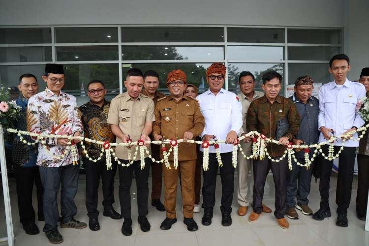 Gubernur Banten Andra Soni bersama sejumlah pejabat lainnya, termasuk Bupati Lebak, anggota DPRD, serta tokoh masyarakat, sedang melakukan pemotongan rangkaian bunga melati sebagai simbol peresmian rumah sakit. (Dok. Biro Adpimpro Banten) 